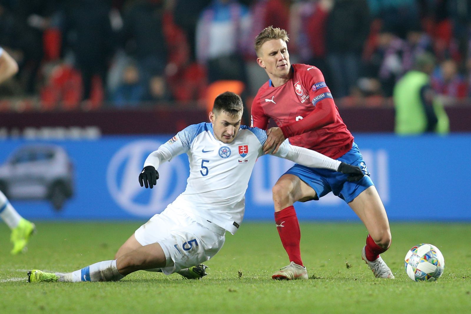 Matúš Bero a Bořek Dočkal v zápase Ligy národů Česko - Slovensko.