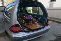 Zloděj v USA ukradl pohřební vůz i s tělem zemřelého. Vrať rakev, apelovala policie