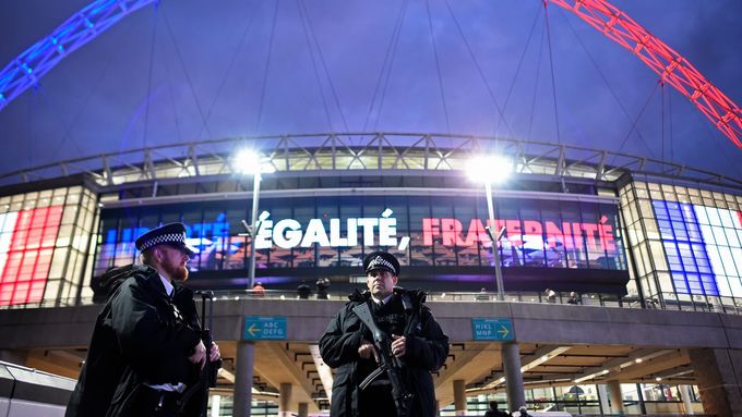 Podívejte se, jak páteční teroristický útok v Paříži přímo či nepřímo ovlivnil dění na fotbalových stadionech celé Evropy a ne jen tam.