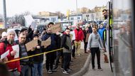 Dobrovolníci čekají na pomoc příchozím uprchlíkům z Ukrajiny. Záběr z města Přemyšl v Polsku.