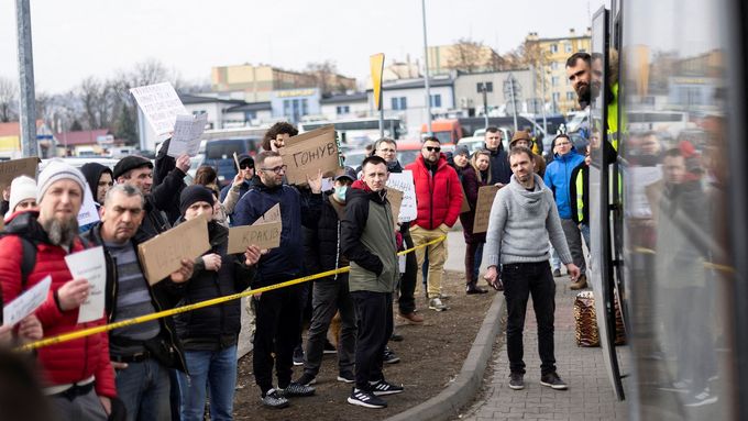 Dobrovolníci čekají v polském Přemyšlu na uprchlíky z Ukrajiny (27. února 2022)