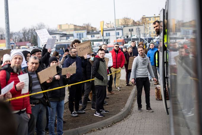 Dobrovolníci čekají na uprchlíky z Ukrajiny, kterým pomáhají s dopravou a ubytováním v dalších městech. Záběr z města Přemyšl v Polsku. 27. února 2022.