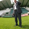 Šéf představenstva Bohemians - Emil Kristek - neustále přechází z místa na místo, domlouvá s dělníky práci a zvedá telefony. Přípravy totiž vrcholí, vše se musí stihnout.