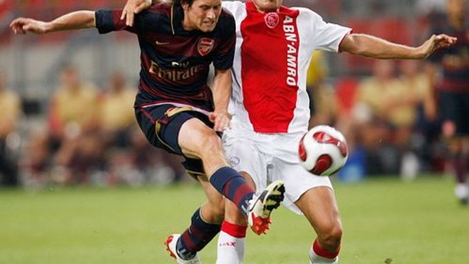 Tomáš Rosický z Arsenalu (vlevo) bojuje s hráčem Ajaxu Johnem Heitingou.