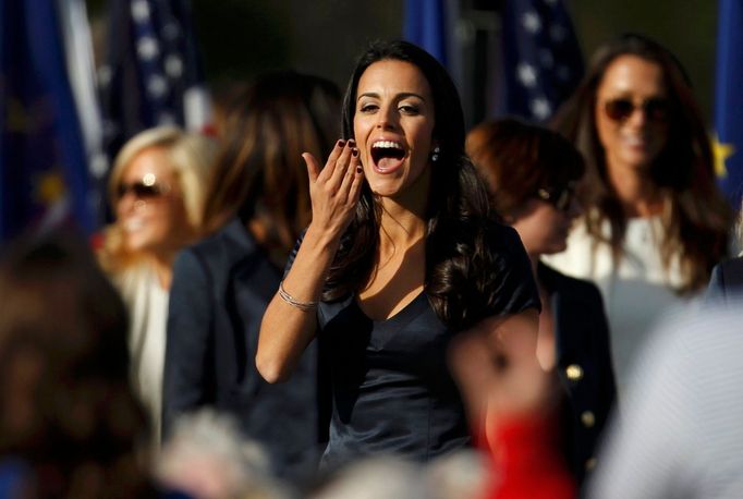 Diane Donaldová, manželka golfisty Luke Donalda, rozfává polibky během zahájení golfového 39. Ryder Cupu v americkém Medinahu.