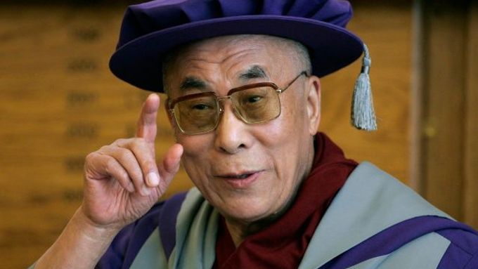 Na Londýnské metropolitní univerzitě převzal tibetský vůdce čestný doktorát