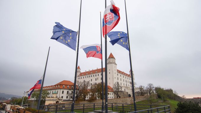 Vlajky stažené na půl žerdi v den slovenského státního smutku.