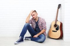 Písničky přestávají být veselé a mužné, muzikanti raději píšou depresivní skladby, zjistili vědci