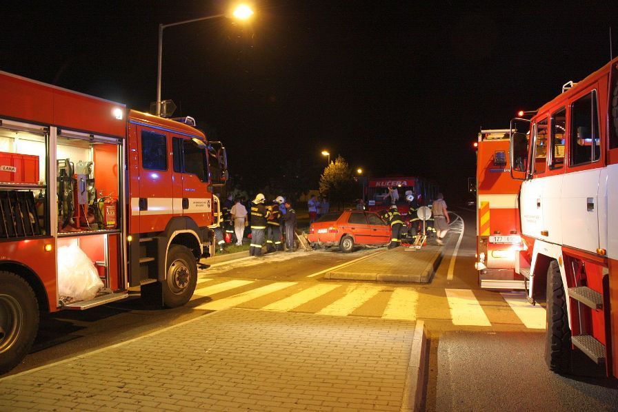 Řidič si při nehodě s autobusem vrazil do nohy nůž