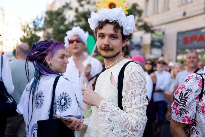Účastníci oblékli nejen duhové, ale i květinové kreace.