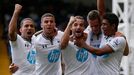 Hráči Tottenhamu slaví branku Roberta Soldada proti Crystal Palace