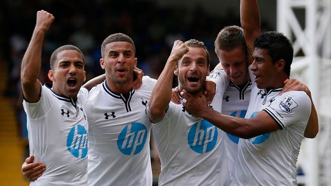 Hráči Tottenhamu slaví vítězství nad Aston Villou.