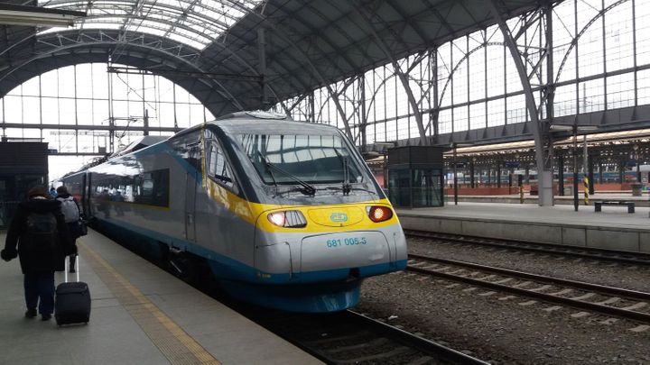 Kvůli pokusu o krádež kabelů nejezdí v Praze vlaky mezi Smíchovem a Hlavním nádražím