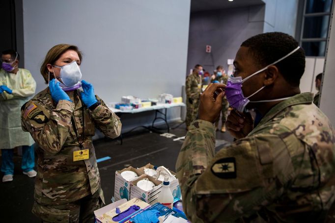 Laura Richardson, generálporučík americké armády, si nasazuje ochranné pomůcky před vstupem k pacientům v Javits New York Medical Station.