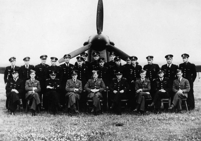 Duxford, 19. 7. 1940. Důstojníci 310. peruti krátce po dodání prvního Hurricanu.