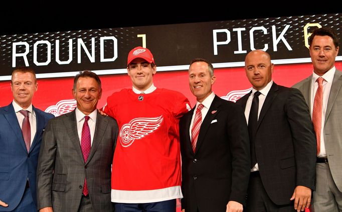 Filip Zadina pózuje na draftu v dresu Detroitu.