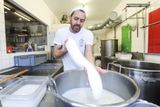 Michele se sýrařství věnuje přes třicet let, se svým řemeslem začínal jako teenager. Stejně jako zakladatel Mozzarellartu Marco pochází z města Bari v Apulii, kde má mozzarella dlouhou tradici.