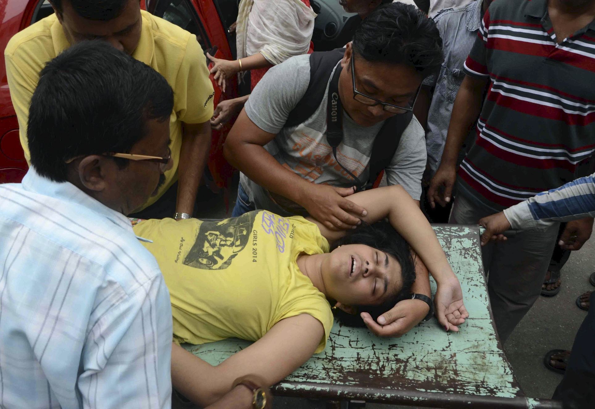 Siliguri, 12. května 2015. Káthmándú, 12. května 2015. Žena raněná při novém zemětřesení o síle 7,4 stupně Richterovy škály.