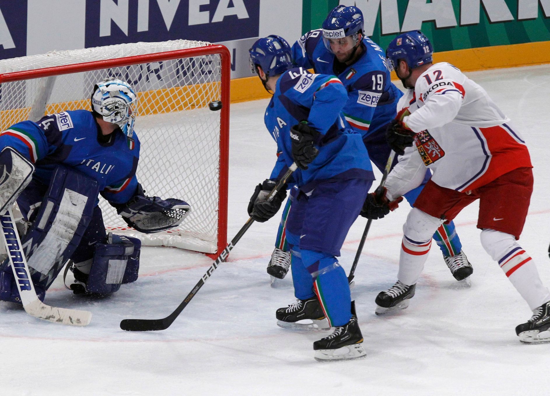 Novotný dává gól v utkání proti Itálii