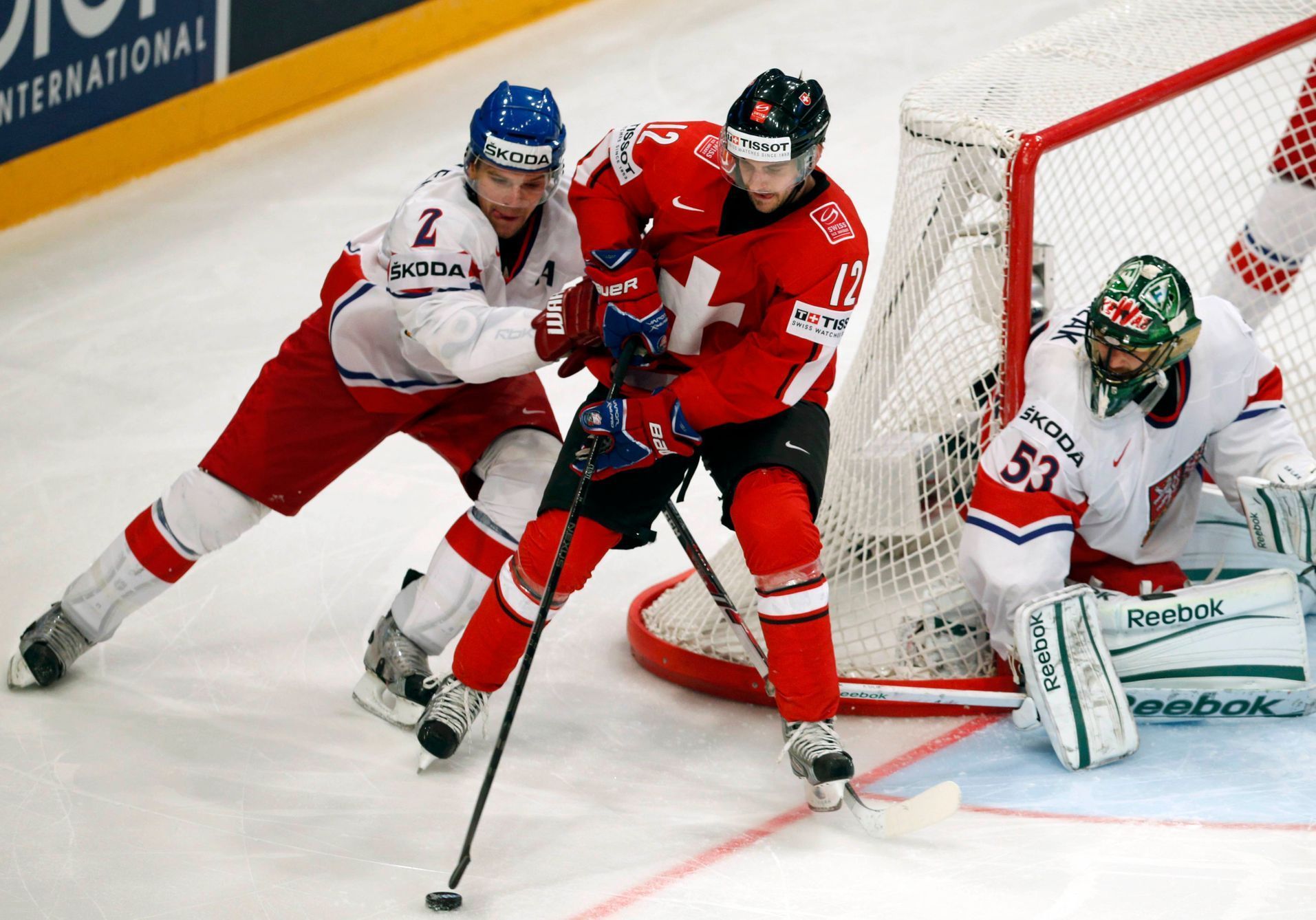 Hokej, MS 2013, Česko - Švýcarsko: Zbyněk Michálek a Alexander Salák - Luca Cunti