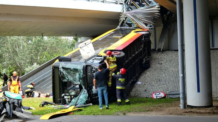 Ve Varšavě spadl městský autobus z nájezdu na most, přetrhl se v půli