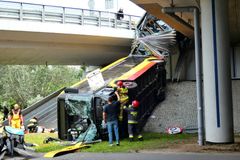 Ve Varšavě spadl městský autobus z nájezdu na most, přetrhl se v půli