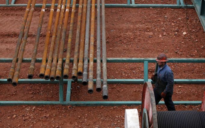 Roughneck Brian Waldner prepares pipe on a True Company oil drilling rig outside Watford, North Dakota, October 20, 2012. Thousands of people have flooded into North Dakota to work in state's oil drilling boom. Picture taken October 20, 2012. REUTERS/Jim Urquhart (UNITED STATES - Tags: ENERGY BUSINESS EMPLOYMENT) Published: Říj. 22, 2012, 1:41 odp.