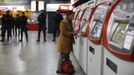 A passenger purchases a ticket near a line of police at Atocha rail station during a 24-hour nationwide general strike in Madrid, November 14, 2012. Spanish and Portuguese workers staged the first coordinated strike across the Iberian peninsula on Wednesday, shutting down transport, grounding flights and closing schools to protest austerity measures and tax hikes. REUTERS/Paul Hanna (SPAIN - Tags: POLITICS CIVIL UNREST BUSINESS EMPLOYMENT TRANSPORT) Published: Lis. 14, 2012, 9:12 dop.