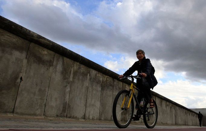 Zbytky Berlínské zdi na Bernauer Strasse. Snímek ze srpna 2011.