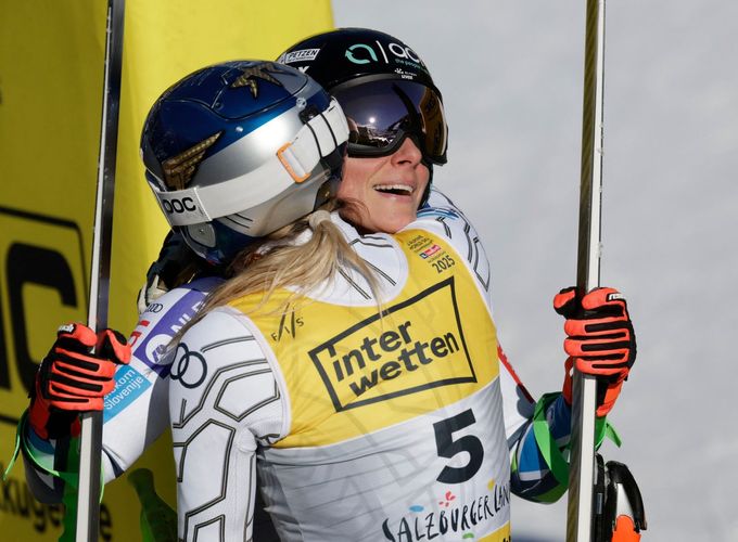 Ilka Štuhecová a Ester Ledecká (5) v cíli sjezdu žen na MS v Saalbachu 2025