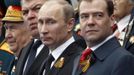 Russian President Vladimir Putin (C), Prime Minister Dmitry Medvedev (R) and acting Defence Minister Anatoly Serdyukov (2nd L) watch the Victory Parade on Moscow's Red Square May 9, 2012. Russia celebrates the 67th anniversary of the victory over Nazi Germany on Wednesday. REUTERS/Sergei Karpukhin (RUSSIA - Tags: POLITICS ANNIVERSARY MILITARY) Published: Kvě. 9, 2012, 7:57 dop.