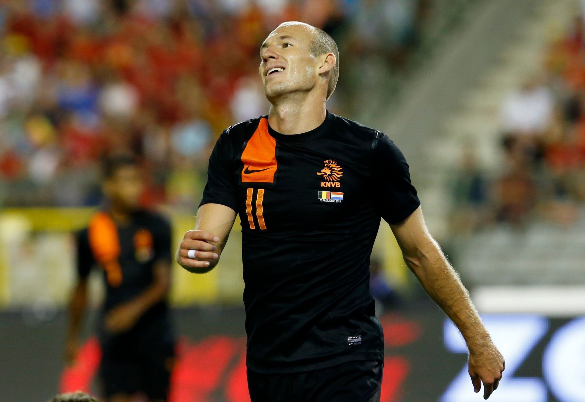Gesto zklamání v podání Arjena Robbena v přátelském zápase v Belgii