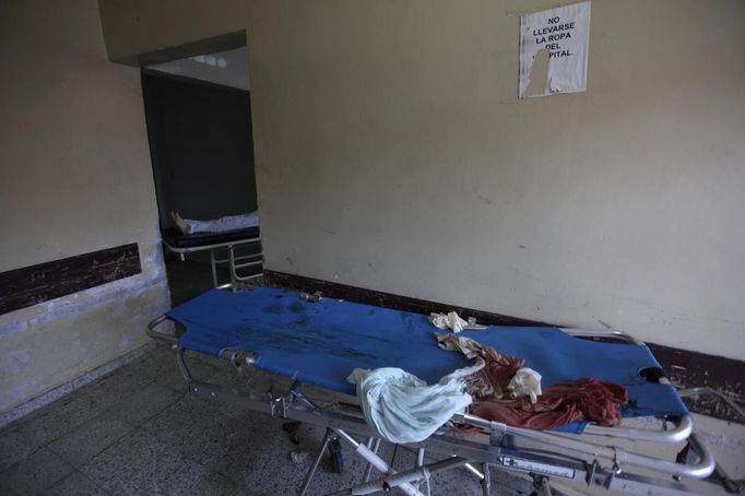 The feet of a dead man lying on a stretcher are seen inside the morgue of a local hospital in San Pedro Sula March 23, 2013. San Pedro Sula, the country's second largest city after Tegucigalpa, has a homicide rate of 169 per 100,000 people and was named the world's most violent city for a second year in a row. Lax laws allow civilians to own up to five personal guns. Arms trafficking has flooded the country with nearly 70% illegal firearms. 83.4% of homicides are by firearms, compared to 60% in the United States. Picture taken March 23, 2013. REUTERS/Jorge Cabrera (HONDURAS - Tags: CRIME LAW CIVIL UNREST HEALTH) ATTENTION EDITORS: PICTURE 34 OF 39 FOR PACKAGE 'GUN CULTURE - HONDURAS' SEARCH 'HONDURAS GUN' FOR ALL IMAGES Published: Dub. 5, 2013, 11:15 dop.