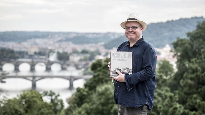 Richard Biegel se svou knihou Město v bouři o proměnách pražského urbanismu.