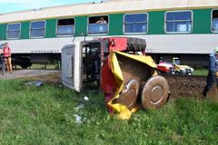 Při střetu vlaku s traktorem na Mělnicku se zranili dva lidé