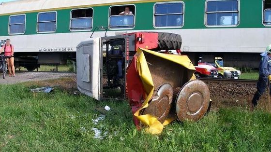 Traktor neměl při srážce s rychlíkem šanci