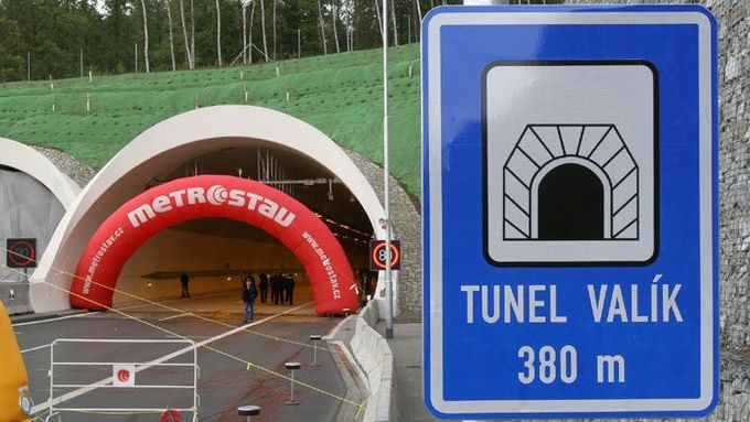 Tunel Valík - vjezd ve směru k hranici s Německem.