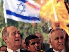 S premiérem Ehudem Olmertem (vlevo) na slavnostním shromáždění v Jeruzalémě.