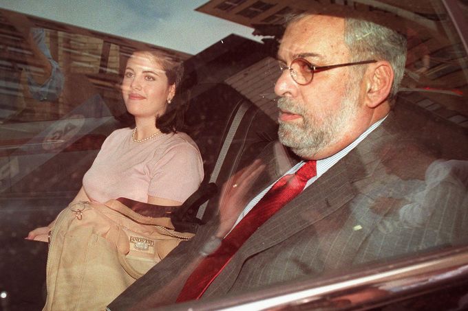Bývalá stážistka v Bílém domě Monica Lewinská sedí v autě se svým právníkem Williamem Ginsburgem ve Washingtonu, 1. dubna 1998