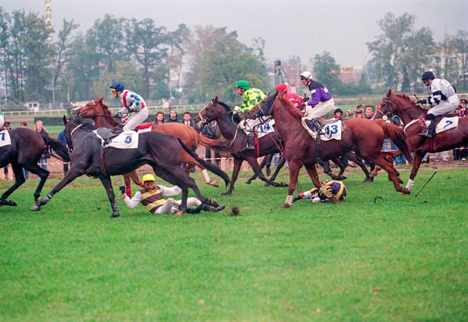 Pád jezdce Jaroslava Votavy s koněm Holanem během 107. Velké pardubické, která se konala 12. října 1997 na pardubickém závodišti.