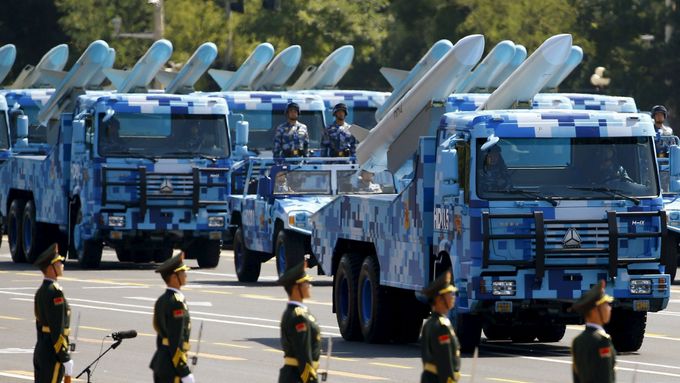 Foto: Tanky a holubice. Čína velkolepě slaví konec války
