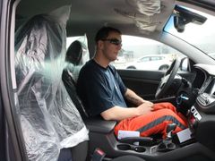 Hodně částí v autě, se kterým se vyjíždí na testovací dráhu, je kvůli riziku poškrábání nebo zašpinění zakryto.