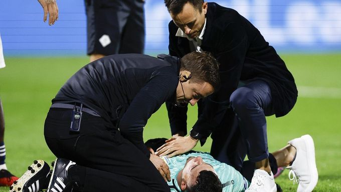 Lékaři oživují brankáře Waalwijku Etiennea Vaessena při utkání s Ajaxem