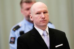 Je Breivik ještě člověk? Pokud je jedním z nás, má právo, aby nebyl psychicky týrán