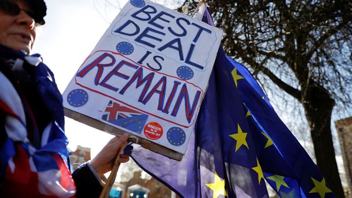 Poslední pokus zabránit divokému brexitu. Britští poslanci navrhli zákon o odkladu