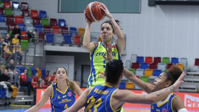 Basketbalistka USK Praha Cristina Ouviňaová se v utkání proti Castors Braine vznesla nad všechny soupeřky