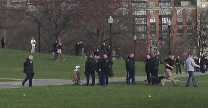 V Bostonu se v souvislosti s vyšetřováním teroristických činů zatýkaly i první podezřelé osoby.