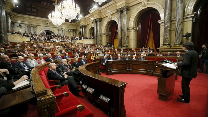 Carles Puigdemont na půdě katalánského parlamentu.