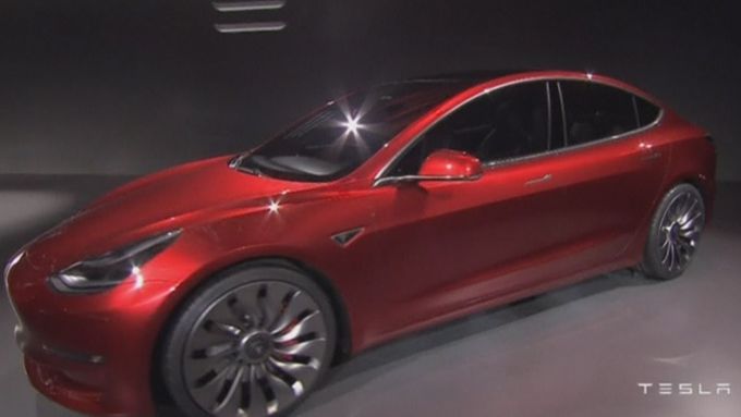 Šéf americké automobilky Tesla Motors Elon Musk představil nový elektromobil Model 3, jehož cena bude začínat na 35 000 USD (zhruba 830 000 Kč).