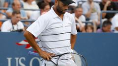Americký tenista James Blake je smutný po porážce od Kanaďana Milose Raonice ve 3. kole US Open 2012.